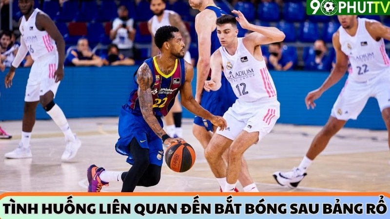 bắt bóng sau bảng rổ